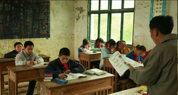 通达配资 光明时评：合力托举乡村教育的美好明天